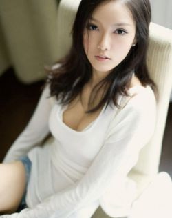 清新美女恬静露乳优雅照