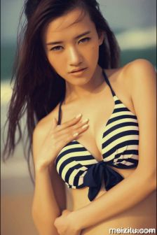 嫩模易倩：沙滩比基尼写真
