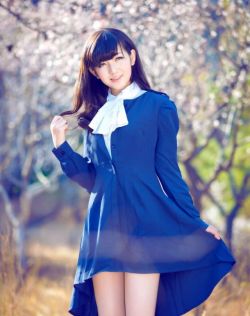 清纯妹子气质出众，阳春里骄阳下赏花赏美人