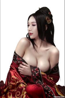 张婉悠代言页游枭雄，巨乳呼之欲出