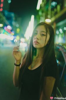 颓废的妹子展示不一样的慵懒气质