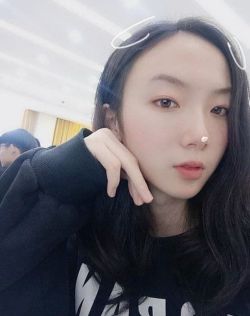 性感美女和男友酒店开房，帮男友打飞机、口交，还有私处特写