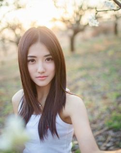 梨花美软妹子更美，淡雅如仙风娇水媚