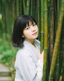 可爱的短发素颜女生，穿着朴素，十分清纯的花季少女