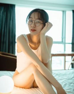 清纯黑丝眼睛妹