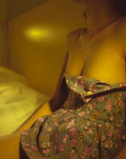 夜里朦胧，美女半裸，展现优美女性之体