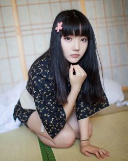 纯情女生身穿日本和服，展现不一样的异域风情