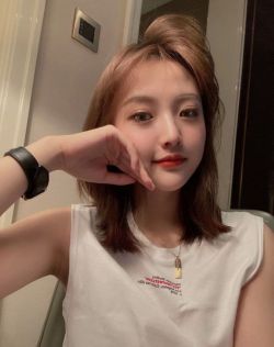 身材美貌不输网红的美女私房自拍，最后闺蜜乱入