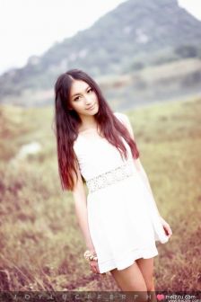 黄色调长发及腰美女
