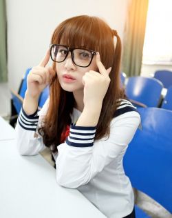 气质少女校园生活照，眸含秋水惹人爱