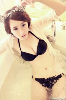 清纯小兔性感浴缸秀