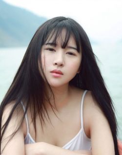 长发清纯美女在湖中央，想把她唱给你听
