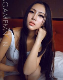 黑珍珠眸含秋水，狂野动人的美女室内写真