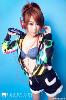 模特夏小薇：百变小魔女化身性感数码宝贝