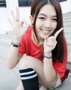 恒大女球迷活泼小性感，甜美笑容传达必胜信心