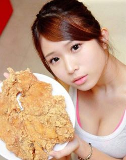 台湾19岁嫩模郑佳甄“鸡排妹”童颜巨乳爆红