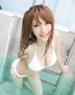 泳池里的小清新美女戏水图，性感、娇小和可爱