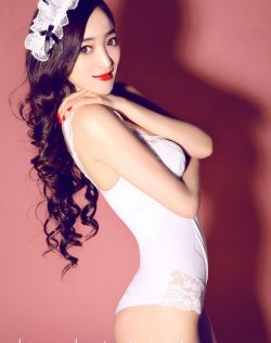 身材非常好的模特穿白色连体内衣，十分诱人