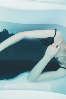 黑色吊带裙少女浴缸与金鱼私房照