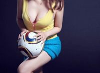 足球宝贝向欣薇性感写真，美乳和足球哪个更圆？