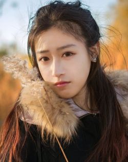 气质美女，和秋天相遇地有点晚