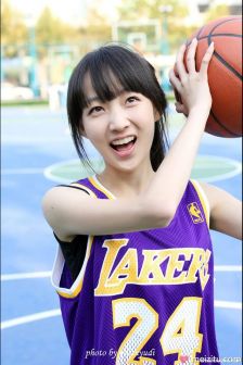 运动的女孩最性感，青春妹子身穿湖人队24号写真