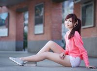 清纯甜美阳光有活力的邻家小女雅筑外拍，超短裤大秀美腿