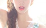 曾可可碎花裙秀美腿