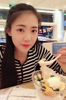 请黑长直清纯美女吃东西，她表示很好吃