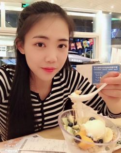请黑长直清纯美女吃东西，她表示很好吃